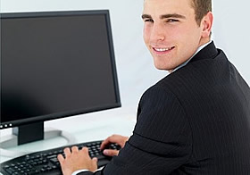 persona trabajando en computador